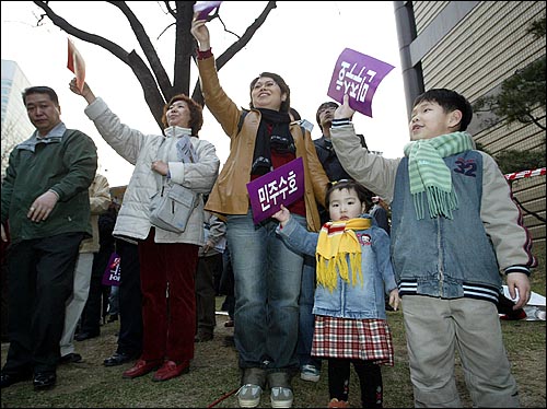 어린아이와 함께 가족들이 모두 총출동한 모습이 곳곳에서 목격된다. 